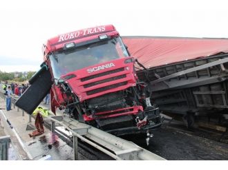 Devrilen TIR yolu ulaşıma kapattı