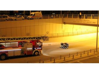 Alkollu kadın kendisini korkuluklardan attı!