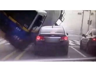 Beton mikseri otomobilin üzerine devrildi: 3 ölü