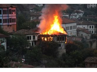 Tarihi ev alevlere teslim oldu