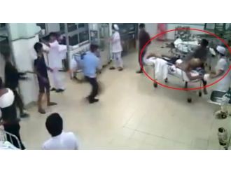 Önce kavgada ardından hastanede bıçakladı