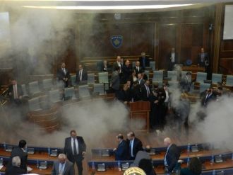 Kosova’da muhalefet yine gaz attı