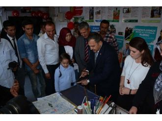 Bakan Eroğlu ebru sanatı yapıp cam üfledi