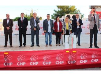 Seçim bürosunda gazeteciler tartaklandı