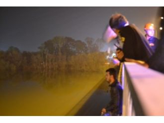 Eşiyle tartıştı, köprüye çıktı