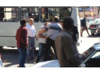 Tekme-tokat birbirine girdiler