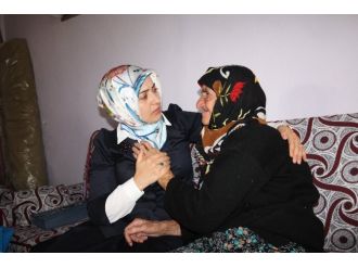 Vali eşi halkın arasında gezip ihtiyaçlarını karşılıyor