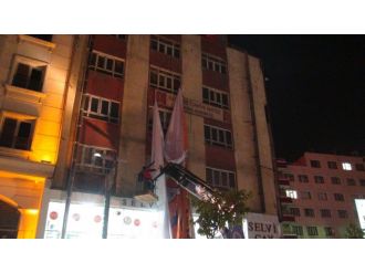 HDP’li belediye AK Partili adayın afişini indirdi