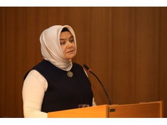 Ağlamamak için kendini zor tuttu