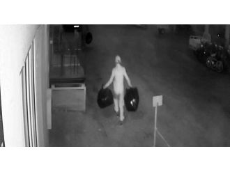 10 dakikada 10 bin liralık sigara çaldılar