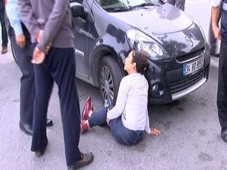 Çantasını vermek istemedi yerde sürüklendi
