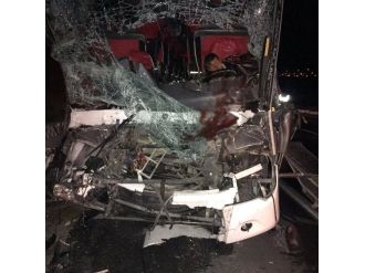 Yolcu otobüsü TIR’a arkadan çarptı: 1 ölü, 24 yaralı