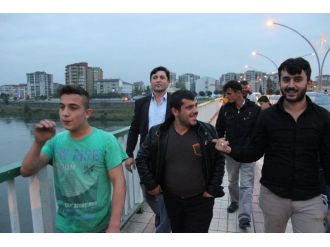 Irmağın ortasında mahsur kaldı