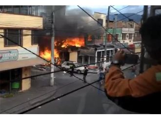 Uçak binaya çarptı !