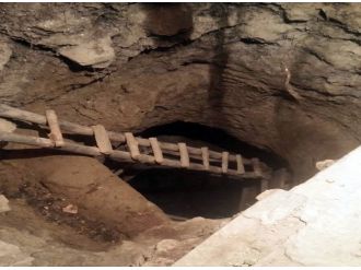 Tarihi eser aramak için evinin altına kuyu kazdı