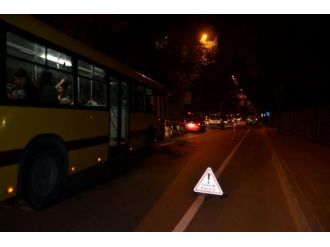 Yaya geçidinden geçerken minibüsün altında kaldı