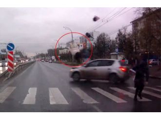 Otomobil yayaların arasına daldı