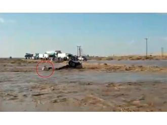 Sel suları kamyoneti böyle sürükledi