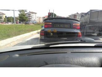 Resmi otomobilin bagajında tehlikeli yolculuk