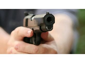 Polis yanlışlıkla kendini vurdu