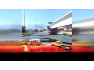 Otomobil TIR’ın dorsesinin altından geçti