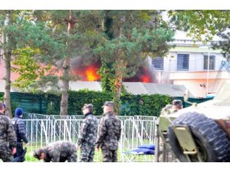 Mültecilerin çadırları kül oldu