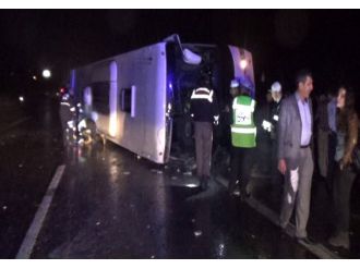 TEM otoyolunda yolcu otobüsü devrildi