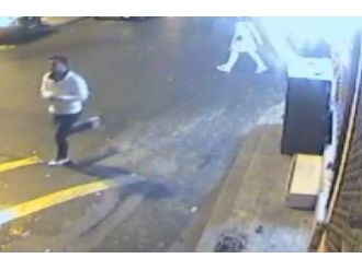 Market çalışanı hırsızı sopayla kovaladı