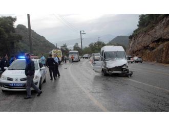 Öğrenci servisiyle otel servisi çarpıştı: 13 yaralı