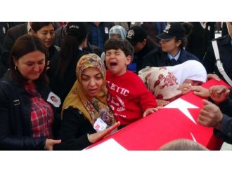 Şehit olan babasına böyle veda etti