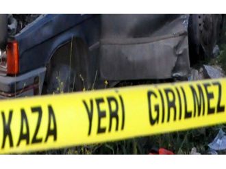 Kamyonet ile öğrenci servisi çarpıştı: 12 yaralı