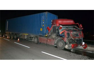 Hurdaya dönen TIR’dan yara almadan çıktı