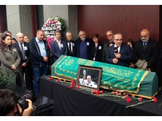 Çetin Altan için Milliyet Gazetesi önünde tören