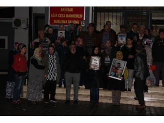 Acılı aileler mahkemeye o sloganlarla girdi