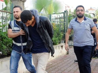 Telefon dolandırıcılarına cami avlusunda baskın