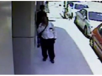 Elindeki telefonu alıp kaçtı