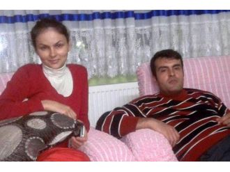 Karısını çocuğunun gözü önünde katletti