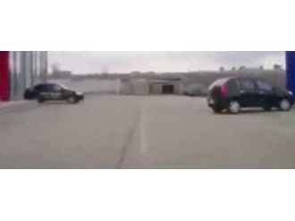 Kadın sürücü araç park etmeye kalkarsa