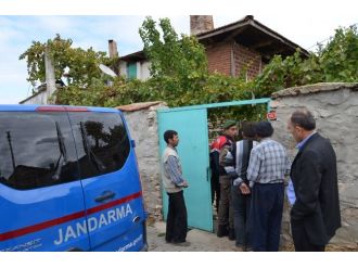 Evinin altında kaçak kazı yaparken yakalandı