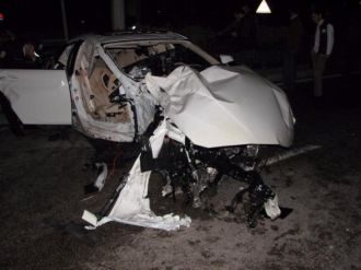 Lüks araç paramparça oldu: 1 ölü, 3 yaralı