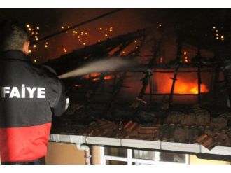 Ev kül oldu: 1 ölü, 1 yaralı