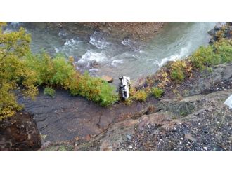 Otomobil ırmağa uçtu: 3 ölü