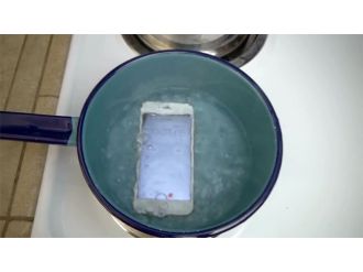 iPhone 6s’i fokur fokur kaynayan suya attılar