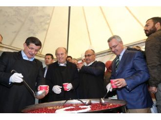 Başbakan vatandaşlara aşure ikram etti