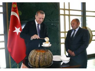 Kendi elleriyle ikram etti