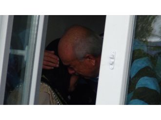 Şehit polisin babaevine ateş düştü