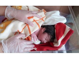 Çocuğunu deniz ambulansında dünyaya getirdi