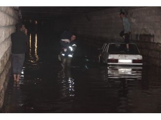 Boğulmamak için otomobilin üzerine çıktılar