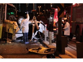 Metrobüs ile otomobil kafa kafaya çarpıştı: 5 ölü, 5 yaralı!