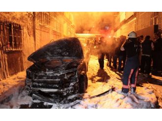 3 aracı kundaklayan şahıs kameraya yakalandı